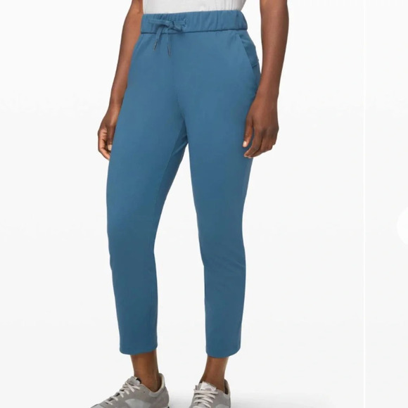 lululemon athletica Pants - Lululemon On the Fly 7/8 Pant - Size 4 either code blue or petrol blue pants‎